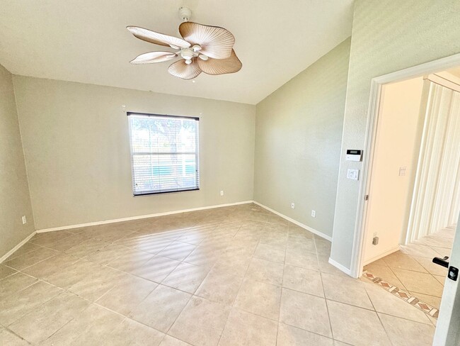 Building Photo - ** IBIS COVE ** 3 BED / 2 BATH - 2 CAR GAR...