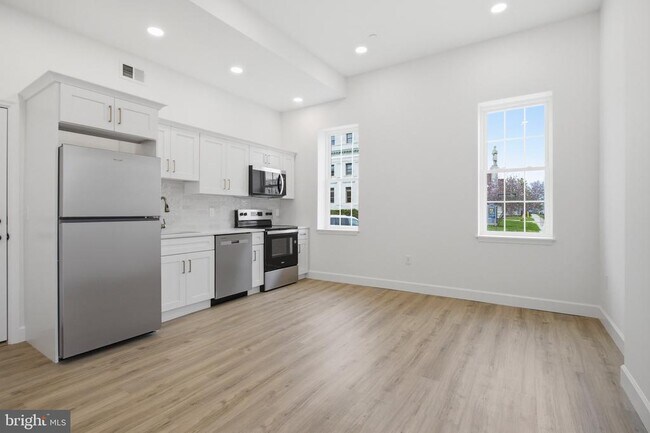 Building Photo - 100 W Front St