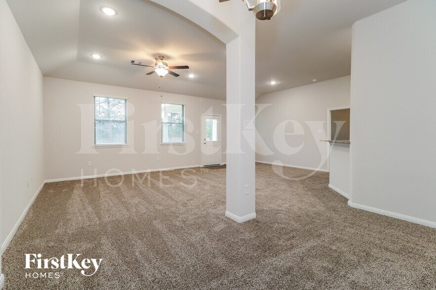 Building Photo - 14755 Country Club Dr