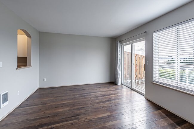 Building Photo - Wonderful Townhome in Browns Point with VIEWS!