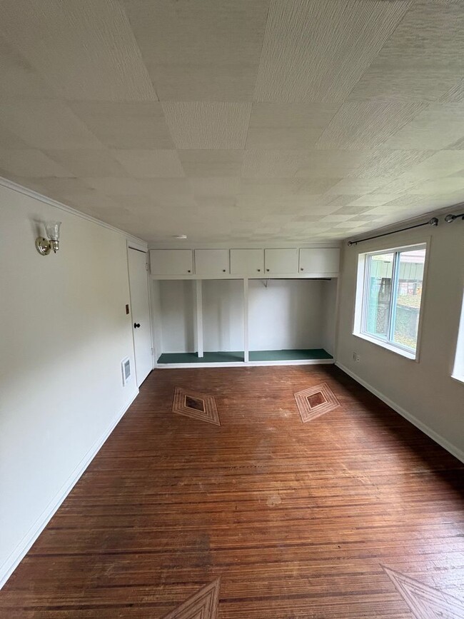 Building Photo - 00110-751/755 River RD