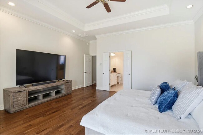 Building Photo - Exquisite custom home with high end finishes located in the gated community of Maple Ridge Village