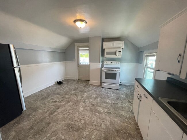 Building Photo - Comfortable, pet-friendly 2-Bedroom Second-Floor Apartment – Pittsfield, $1350