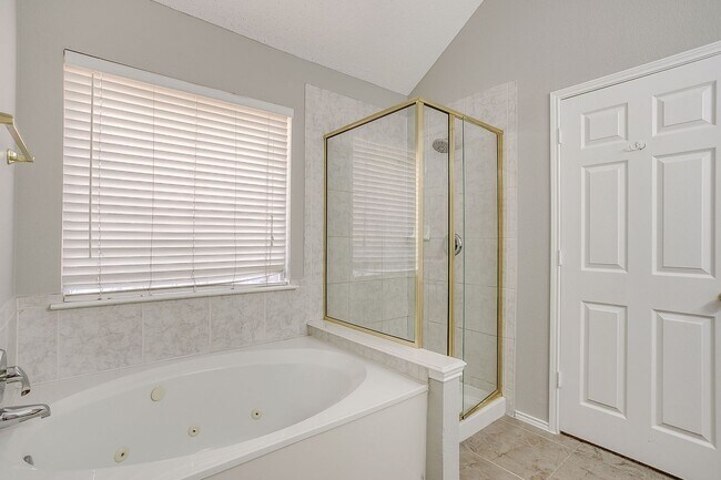 Building Photo - Spacious 3 Bedroom, 2 Bath Home Waiting fo...