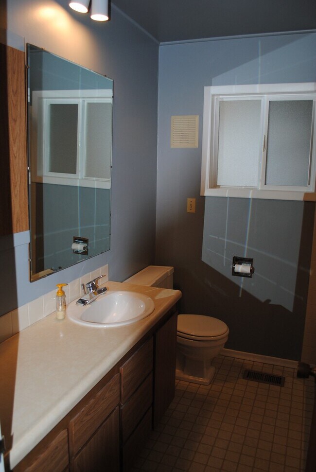 Building Photo - Oversized (@ whopping 2,600+ Sq. Ft.), Beautifully Charming 3-Bed, 2-Bath Home in Wenatchee!!