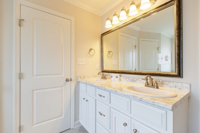 Building Photo - Beautiful 3-Bedroom Home with Modern Finishes and Outdoor Living in Nelson Hill NEAR the pond