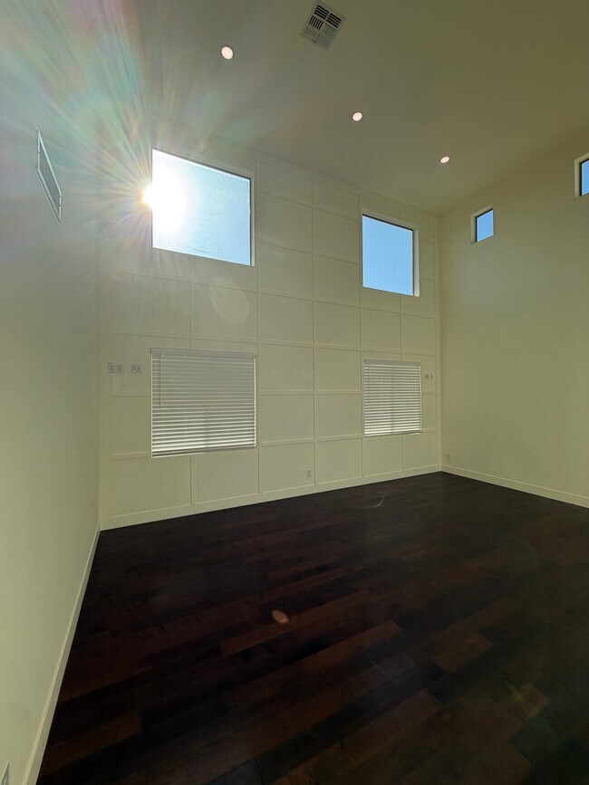 Building Photo - 2741 E Quiet Hollow Ln