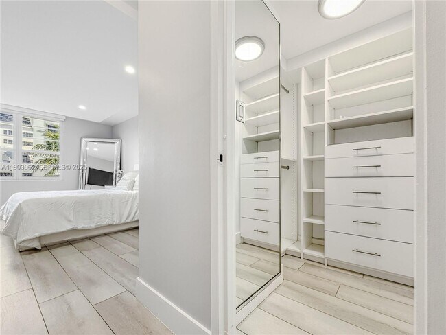 Building Photo - 100 Lincoln Rd