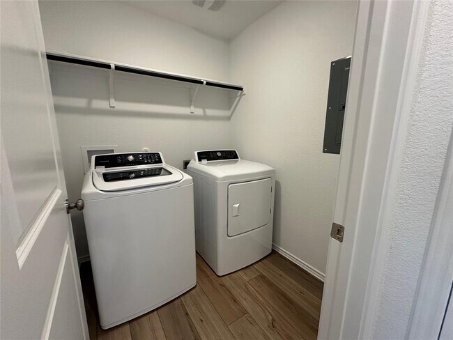 Building Photo - 2513 Four Waters Lp