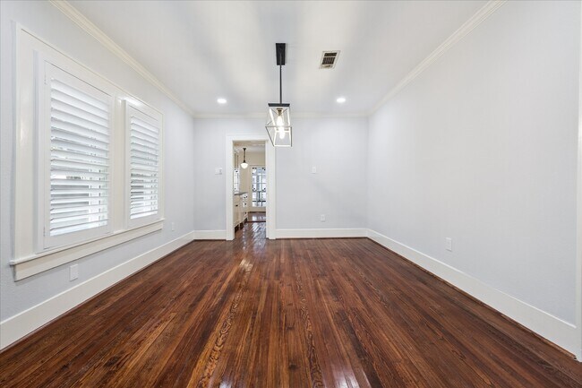 Building Photo - 907 W Melwood St