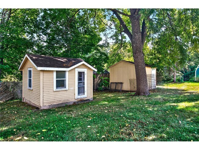 Building Photo - 6015 Aspen Rd
