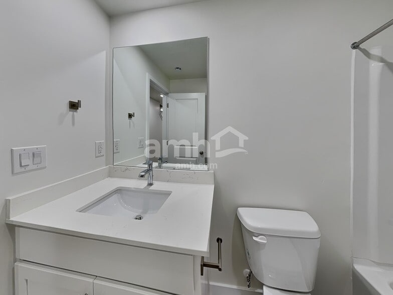 Building Photo - 1232 W Mahogany St