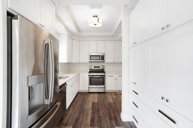 Building Photo - 909 N Hanley Rd