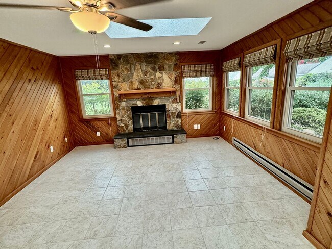 Building Photo - Newly Painted 4BR/2BA house in Pembroke Me...