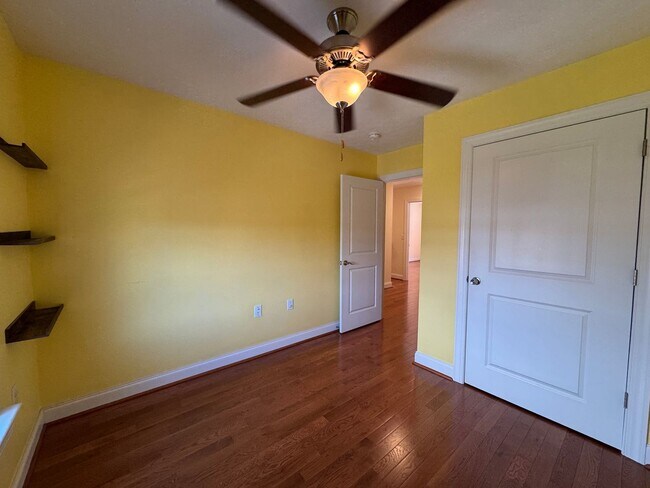 Building Photo - Beautiful Townhome in Spring Oaks!