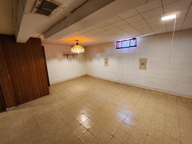 Building Photo - Great 3 Bedroom House