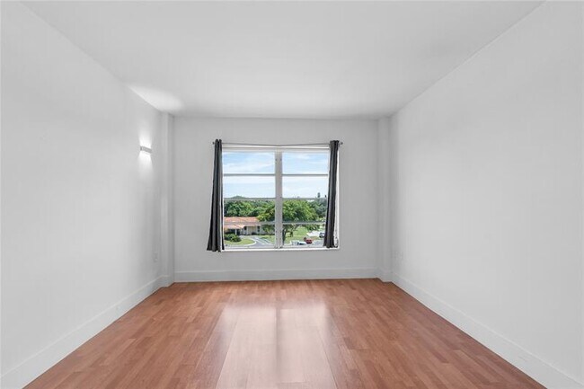 Building Photo - 4164 Inverrary Dr