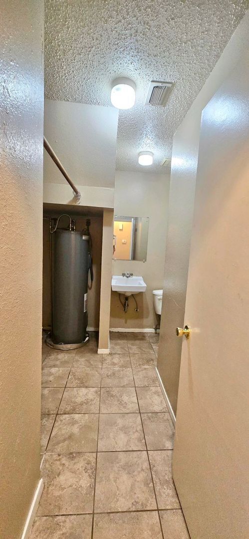 Building Photo - Tour Today! 2/1.5 Townhome in Longview