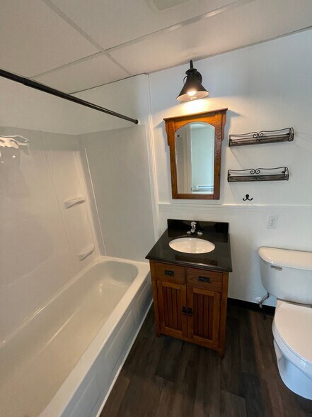 Building Photo - 120 Karen St