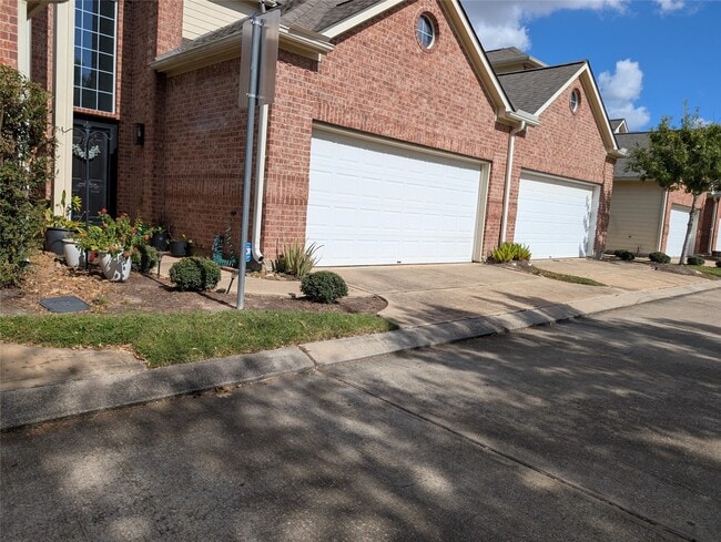 Primary Photo - 913 Sweet Pine Dr