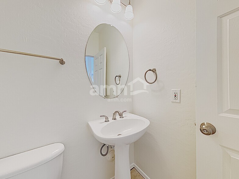 Building Photo - 7231 E Northridge St