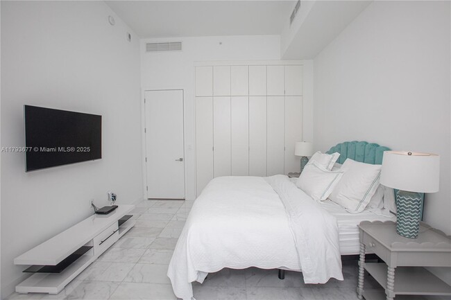 Building Photo - 2821 S Bayshore Dr