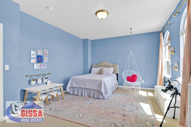 Building Photo - This stunning six-bedroom, three-and-a-hal...