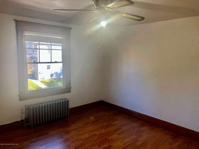 Building Photo - 504 School St