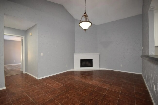 Building Photo - 115-117 W Timberview Lane