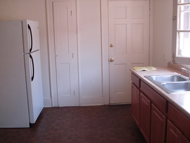 Building Photo - 206 Arno St NE