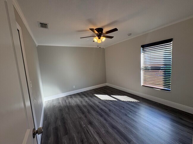 Building Photo - 1196 SE Puritan Ln