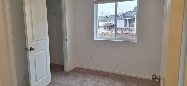 Building Photo - 3 Bedroom 2 Bathroom New build House