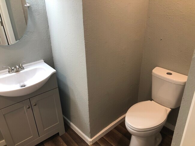 Building Photo - 402 E Walnut St