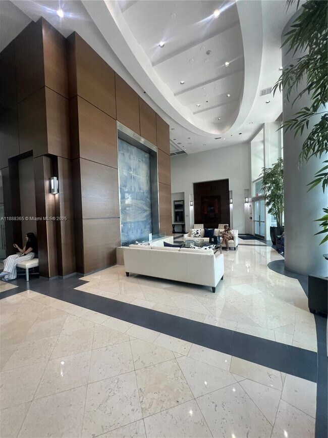 Building Photo - 1155 Brickell Bay Dr