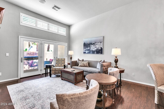 Building Photo - 8889 E Meadow Hill Dr