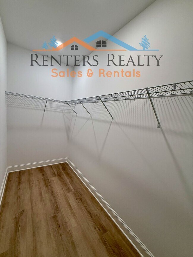 Building Photo - Stunning 3 Bedroom with Rooftop Terrace