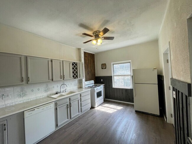 Building Photo - 4 bed 3 bath - Brighton Heights - HUGE house, large rooms, spacious kitchen