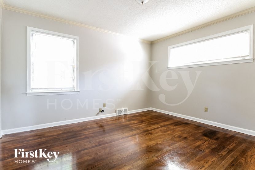 Building Photo - 4560 Parkwood Rd