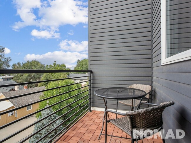 Building Photo - Top Floor Corner Unit 1 Bedroom Condo in S...