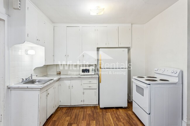 Building Photo - ***1/2 off first month's rent***