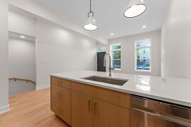 Building Photo - 1954 N Sheffield Ave