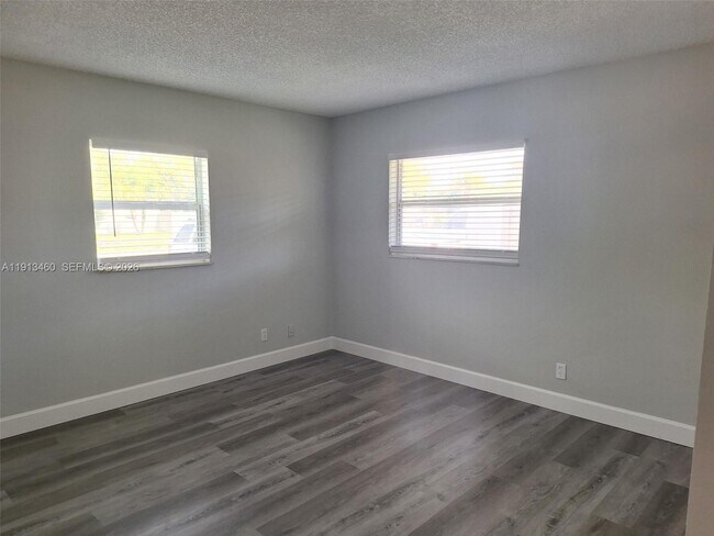 Building Photo - 324 NE 44th St