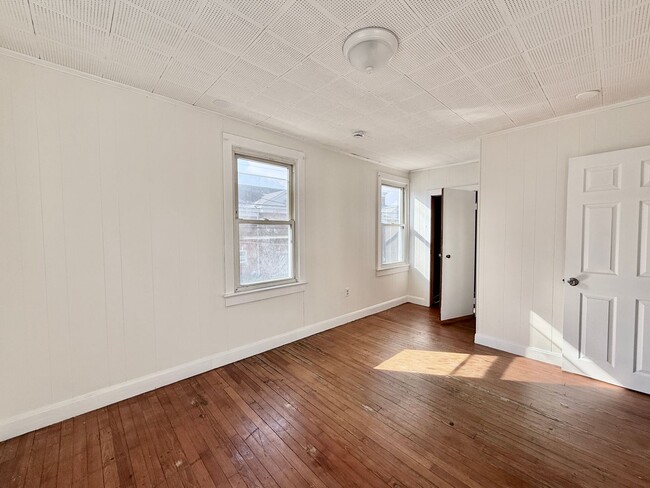 Building Photo - FOR RENT- Spacious 4 Bedroom 2 Bath Home in Penns Grove $2000