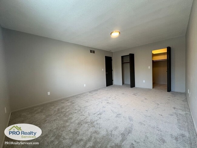 Building Photo - 2 Bedroom Townhome in Woodbury