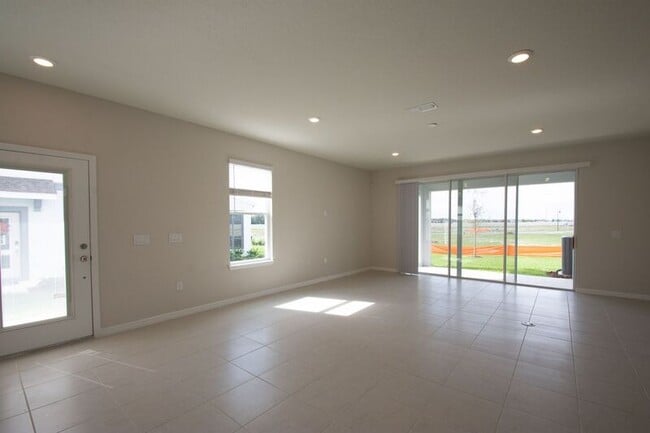 Building Photo - 3936 Plainview Dr