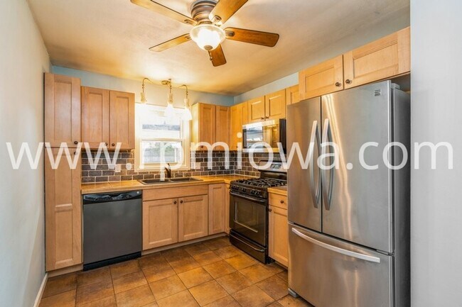 Building Photo - UPTOWN ANKENY!! 3 Bedroom, 2 Bath Home in Ankeny