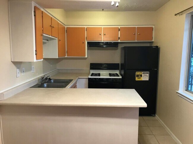 Building Photo - NE Condo 2BR 2nd Floor 750SF