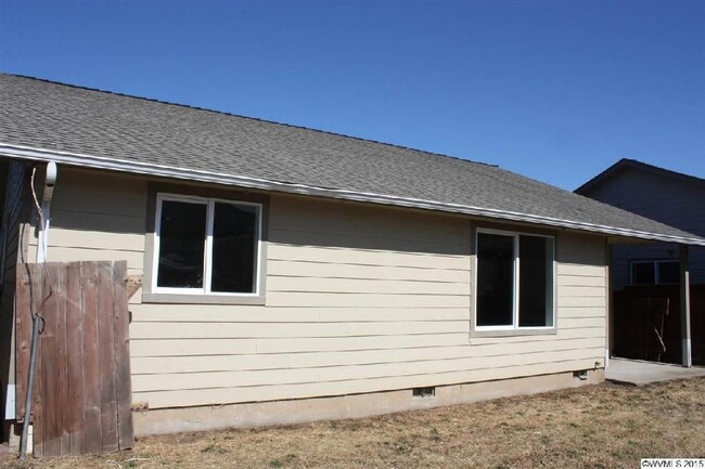 Building Photo - 3 bed/2 bath in Clover Ridge with AC, fenc...