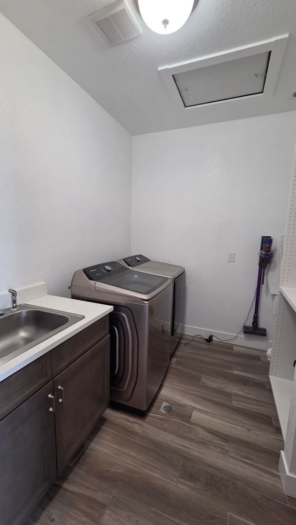 Building Photo - Modern 4 Bedroom 5 Bath Townhome - With Lots of Natural Light and Great Views!