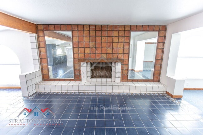 Building Photo - 8119 E Amelia Ave